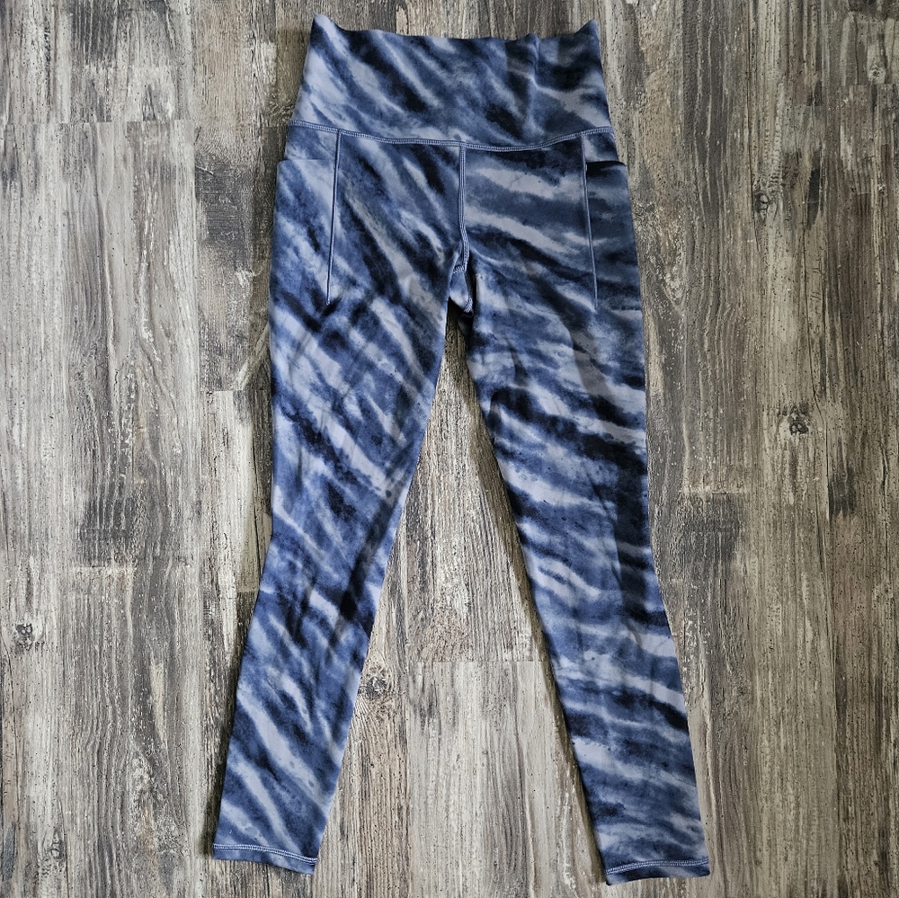 Athleta Salutation Stash Pocket II 7/8 Tight Blue and White Leggings, Size ST